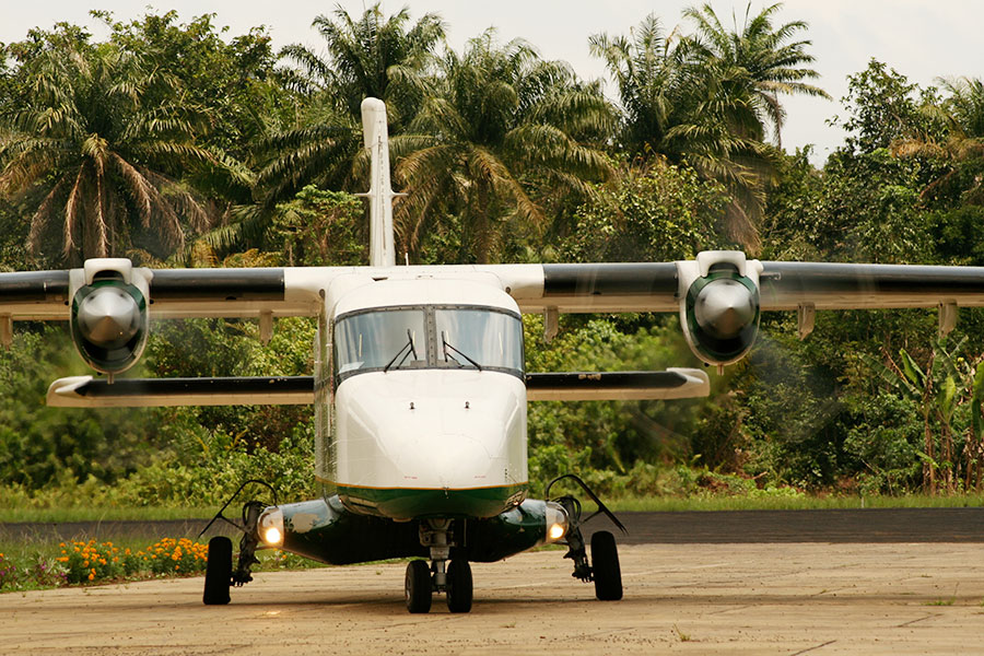 Kleines Flugzeug auf dem Vorfeld des Flughafens Príncipe