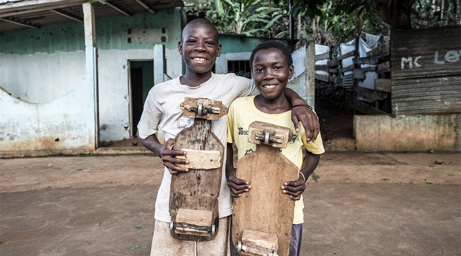 Foto von Jungen mit selbstgebauten Holzrollern in São Tomé