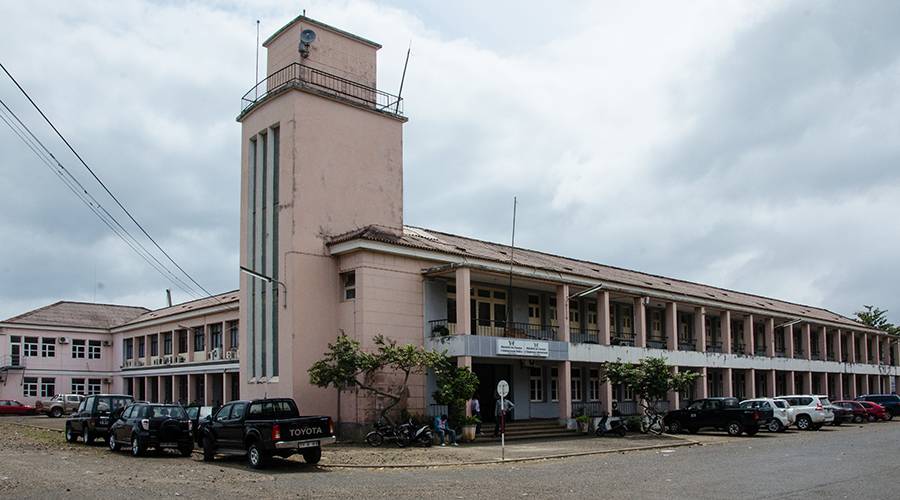 Foto eines Ministeriums-Gebäudes am Hafen von São Tomé Stadt