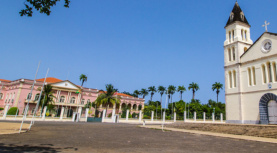 Foto des Präsidentenpalastes und der Kathedrale im Zentrum von São Tomé Stadt