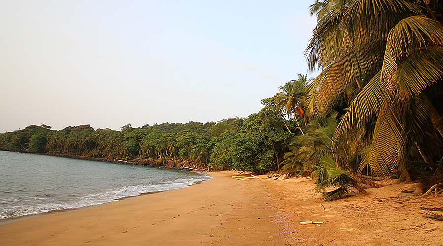 Foto eines unberührten Strandes auf der Insel Príncipe